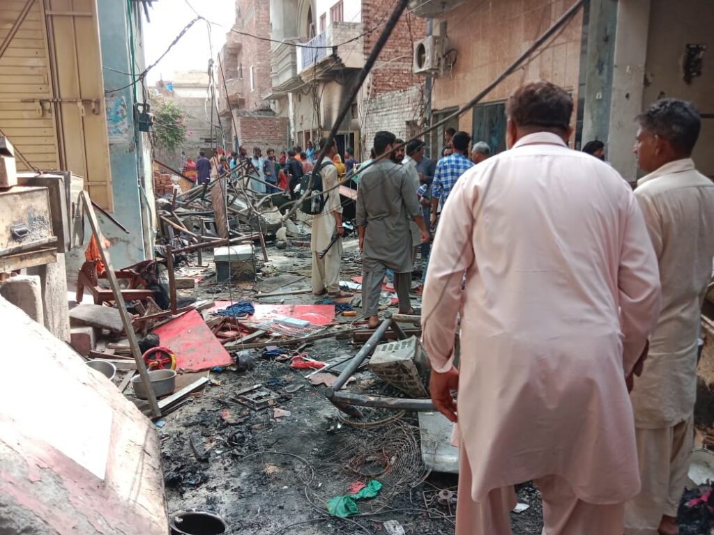 Des habitations pakistanaises réduitent en cendres